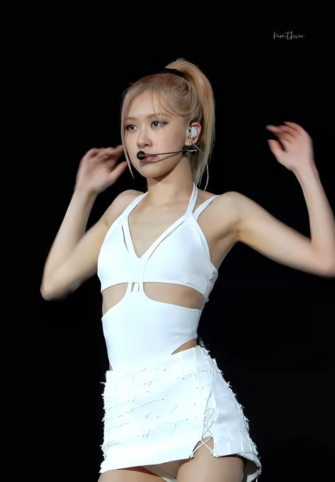 Rose Blackpink Hyde Park, Blackpink Rose White Outfit, Rosé Stage Outfits, Rosé White Dress Blackpink, Rose Stage Outfits, Rosé On Stage, Rosé Body Goals, Rosé White Dress, Rosé Stage