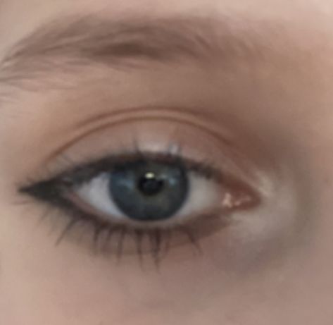 Sleepy Eyes Makeup Look, East Eyeliner, Eyeliner Sleepy Eyes, Eyeliner For Sleepy Eyes, Sleep Eye Makeup, Sleepy Eyeliner, Sleepy Makeup Look, Sleepy Eyes Aesthetic, Sleepy Makeup