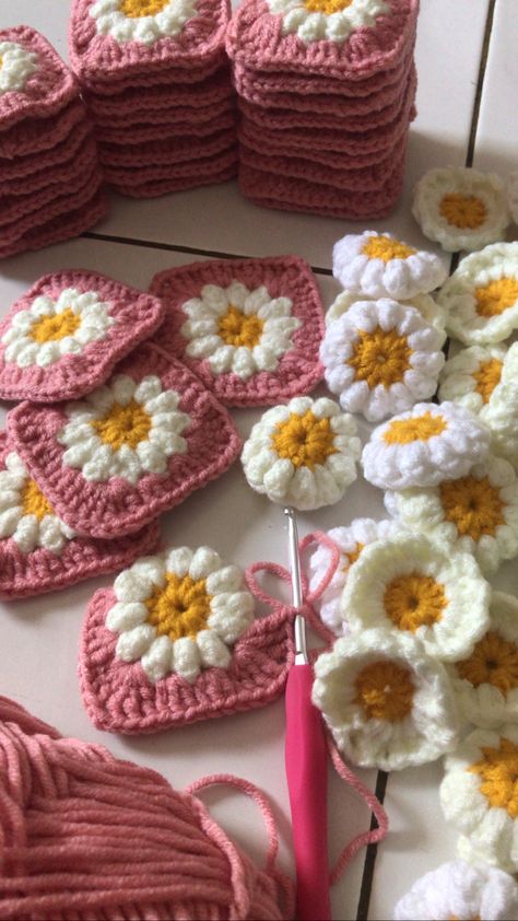 Crochet Granny Square Ideas, Crochet Tutorial Pattern, Sac Diy, Granny Square Crochet Patterns Free, Crochet Daisy, Crochet Square Patterns, Granny Squares Pattern, Fun Crochet Projects, Granny Square Crochet Pattern