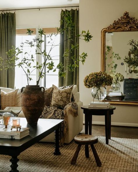 Sophisticated Whimsical Decor, Botanical Living Room Ideas, Tradition Home Decor, Asian Style Living Room Decor, Branches In Vase Home Decor, Traditional Interior Design Living Room, Rustic Vintage Living Room, Realistic Living Room, Timeless Interior Design Style