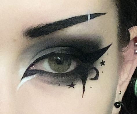 Doll Eyeliner Alt, Goth Cat Makeup, Smoky Goth Makeup, Goth Makeup Eyeshadow, Semi Goth Makeup, Witch Glam Makeup, Soft Goth Eye Makeup, Easy Witchy Makeup Looks, Goth Skull Makeup