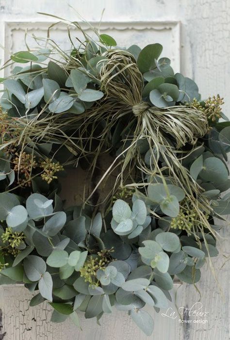 Eucalyptus wreath, decor, home, decoration, DIY, holiday door decor Navidad Natural, Natural Christmas Wreaths, Fleurs Diy, Eucalyptus Wreath, Natural Christmas, Xmas Wreaths, Wreaths & Garlands, Christmas Flowers, Deco Floral