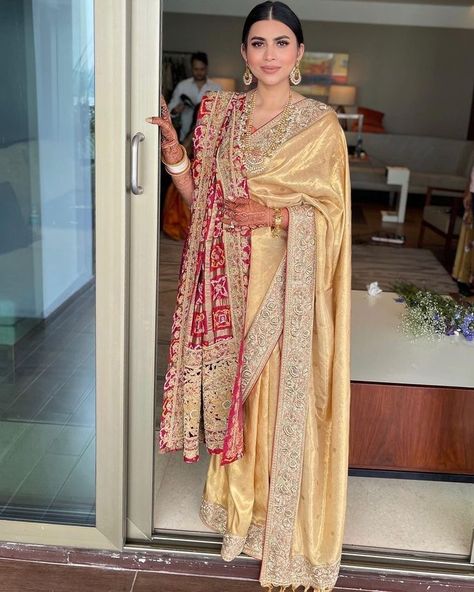 Saree Wearing Styles, Reception Outfit, Saree Draping Styles, Indian Outfits Lehenga, Indian Bride Outfits, Latest Saree, Draping Fashion, Saree Designs Party Wear, Traditional Indian Outfits