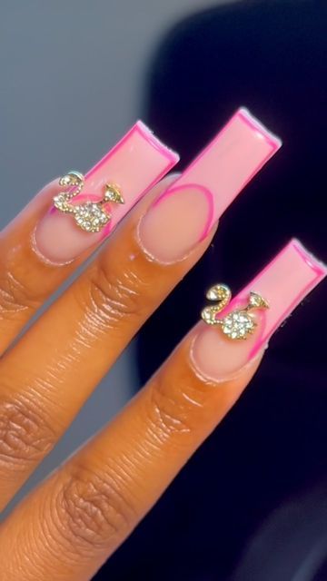 Barbie Charms Nails, Barbie Nails With Charms, Barbie Charm Nails, Barbie Theme Nails, Barbie Aesthetic Nails, Barbie Acrylic Nails, Barbie Themed Nails, Pink Nails Barbie, Nail Barbie