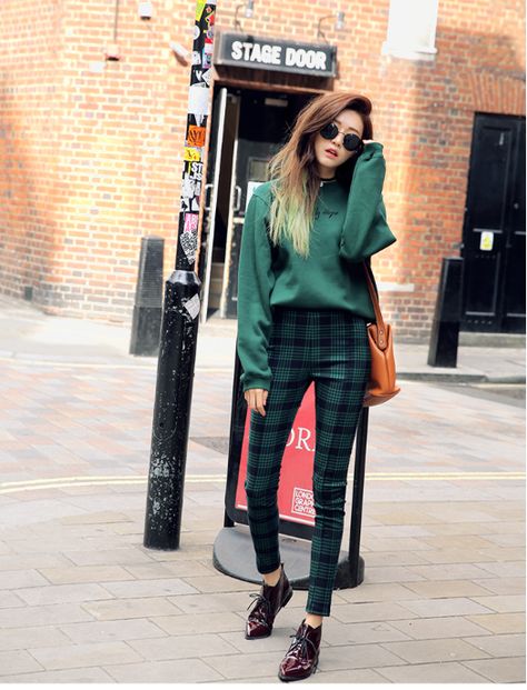 Official Korean Fashion Blog Green Plaid Pants Outfit, Plaid Pants Outfit, Korean Fashion Ideas, African American Fashion, Korean Fashion Winter, African Fashion Designers, Korean Fashion Outfits, Plaid Outfits, Korean Fashion Trends