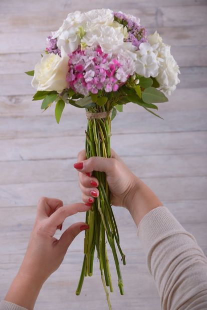 Diy With Flowers, Diy Wedding Bouquet Tutorial, Make Your Own Bridal Bouquet, Prom Flowers Bouquet, Diy Wedding Flowers Bouquet, Prom Flowers Corsage, Homecoming Flowers, Prom Bouquet, Wedding Flowers Tulips