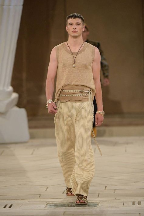 Mens Fashion Show Runway, Man Sandals, Winter Couture, F Men, 2019 Couture, Hippy Chic, Resort 2020, Nice Style, Workwear Fashion