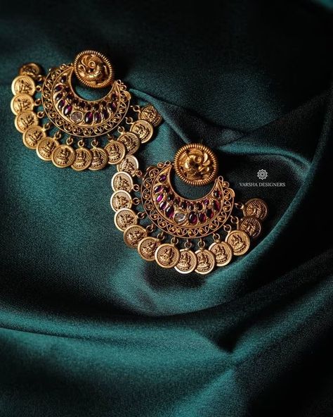 Chettinad Jewellery - A Mesmerizing Jewellery Selection For South Indian Brides! | WeddingBazaar Pearl Cluster Earrings, Antique Necklaces Design, Gold Earrings Models, Peacock Earrings, Chandbali Earrings, Jewelry Photoshoot, Multicolor Earrings, Antique Jewelry Indian, Traditional Earrings