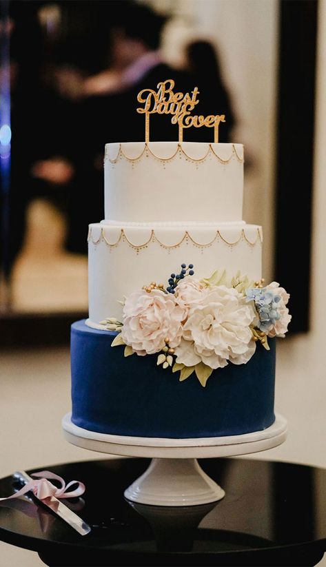 Blue And White Wedding Cake, Navy Blue Wedding Cakes, Vintage Pasta, Wedding Cake Navy, Blush Wedding Cakes, Cake With Flowers, Blue And White Wedding, Elegant Birthday Cakes, Simple Elegant Wedding