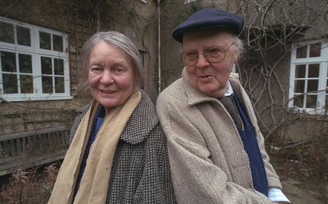 IRIS MURDOCH AND JOHN BAYLEY AT HOME IN OXFORD Iris Murdoch, Men Of Letters, Historical People, Writers And Poets, Famous Authors, Literary Fiction, Inspirational People, Memoirs, Writers