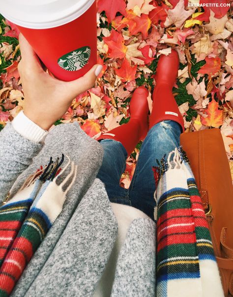 Red Hunter Boots, Red Hunter, Hunter Boot, Red Autumn, Tartan Scarf, Boating Outfit, Winter Stil, Modieuze Outfits, On The Ground