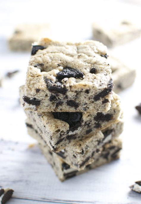 Oreo Cookie Bars | stuckonsweet.com Oreo Cookie Bars, Oreo Cookie Bar, Brownie Blondie, Cupcakes Oreo, Oreo Bars, Oreo Fluff, Oreo Treats, Vegetarian Cookies, Dessert Oreo