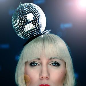 Disco Ball Fascinator - head pieces Trendy Holiday Outfits, Musica Disco, Disco Costume, Disco Theme, Occasion Hats, Fest Outfits, Spring Hats, Seventies Fashion, Disco Dress