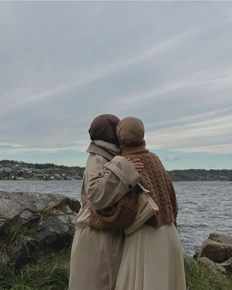 Hijabi Friends Aesthetic, Friendship Reels, Hijabi Besties, Duo Bestie, Islamic Friends, Hijabi Friends, Hijabi Mode, Beaches Photography, Horseback Riding Trails