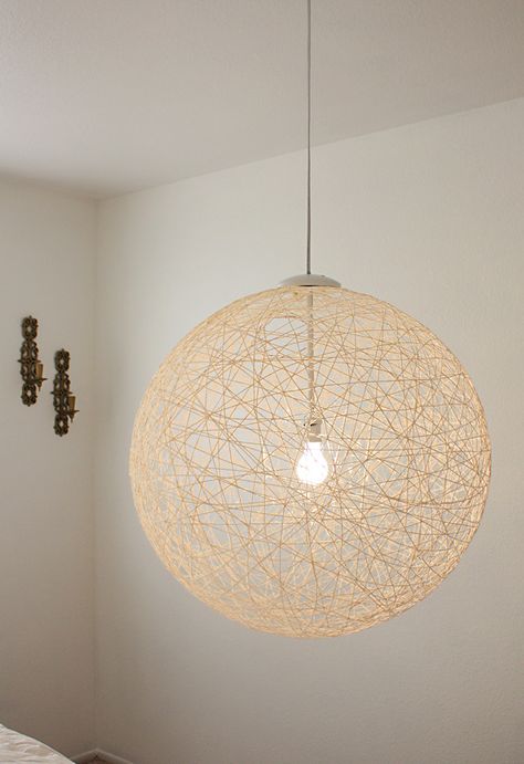 Make yourself a beautiful pendant light with nothing but string and an exercise ball! Diy Kallax, Diy Luminaire, Diy Pendant Light, Easy Room Decor, Lampe Diy, Diy Light Fixtures, Deco Luminaire, Decor Ikea, Diy Casa