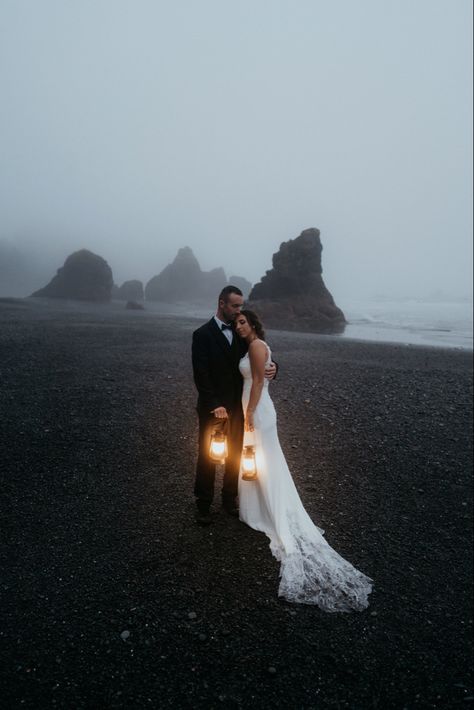 Washington has the best moody wearher and the best coastline for beach elopements that make you feel like you’re in another world. I brought lanterns to this foggy elopement at the Olympic National Park and the photos are dreamy to the max | Pacific Northwest Elopement Photographer | Unique Elopement Ideas Moody Beach Wedding Photography, Unique Elopement Photos, Unique Elopement Ideas, Foggy Elopement, Moody Beach Wedding, Photos In The Dark, Night Beach Weddings, Unconventional Aesthetic, Beach Elopement Ideas