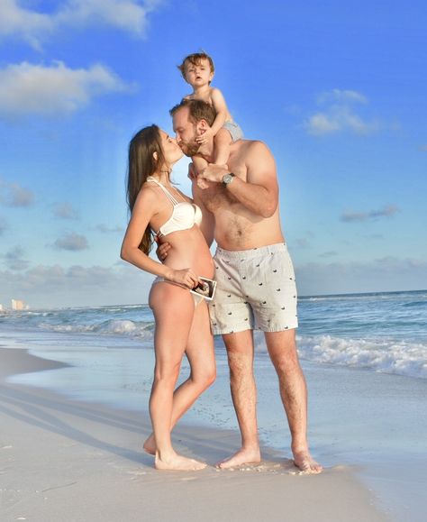 Cute beach baby photo announcement pictures for baby #2 - see more at http://www.strollersandstilettos.blog/single-post/2017/06/26/Announcing-Baby-2 Beach Baby Announcement With Sibling, Big Sister Beach Announcement, Big Brother Announcement Beach, Beach Baby Bump Photo Ideas, Beach Pregnancy Announcement Baby 2, Pregnancy Announcement On The Beach, Sonogram Pregnancy Announcement, Pregnancy Announcement Beach Photos, Third Pregnancy Announcement