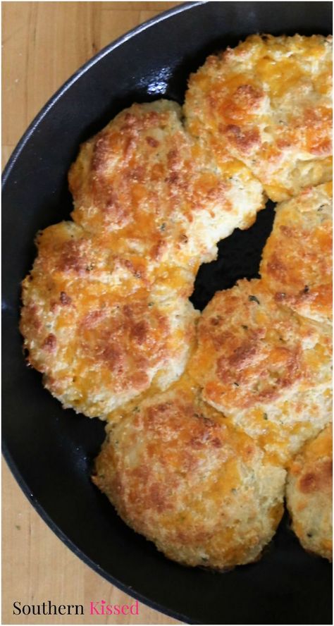 These Keto Cheddar Bay Biscuits have the delicious taste of the famous Red Lobster Cheddar Bay Biscuits, but not the carbs. Serve them with your next seafood dish for a delicious low-carb option at home. #Keto #LowCarb #biscuits #CheddarBayBiscuits Lowcarb Biscuits, Keto Cheddar Bay Biscuits, Red Lobster Cheddar Bay Biscuits, Cheddar Bay Biscuits, Keto Biscuits, Low Carb Snack, Keto Vegan, Starting Keto Diet, Recetas Keto