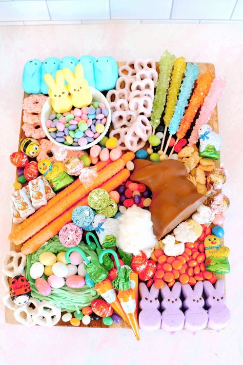 Easter Dessert Board, Dessert Board Ideas, Easter Charcuterie Board Ideas, Easter Charcuterie Board, Chocolate Charcuterie, Sweets Board, Easter Charcuterie, Chocolate Board, Easter Sweet Treats