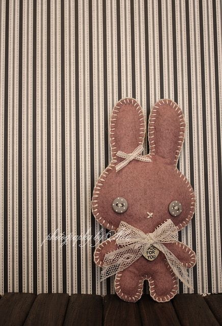 Doudou lapin by Aïla, via Flickr Things To Make With Felt Sewing Patterns, Plushies To Sew, Felt Stuffed Animals, Felt Crafts Patterns, Handmade Stuffed Animals, Owl Fabric, Handmade Plushies, Cute Sewing Projects, Pinterest Diy Crafts