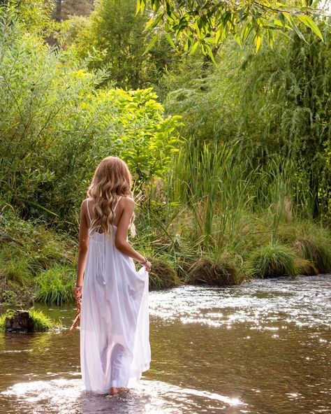 pinterest dreams came true 🏞️☀️ #seniorsunday senior pictures sunset river outside mountains golden hour woods white dress flowy long hair extentions aesthetic tan inspo vibe cute pinterest senior pics poses to do teenager graduate 2025 graduation vsco Senior Pictures Sunset, White Dress Flowy, Aesthetic Tan, 2025 Graduation, Pics Poses, Hair Extentions, Dress Flowy, Senior Pics, Senior Photos