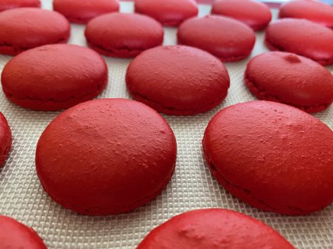 Casino Desserts, Red Macarons, Macaron Tutorial, Red Velvet Macarons, Macaron Template, How To Make Red, How To Make Macarons, Famous Recipe, Food Scale