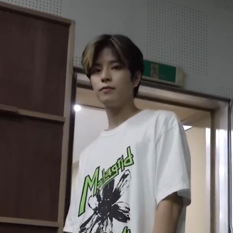 | lq seungmin #skz Seungmin Tank Top 2024, Kim Seungmin, Beautiful Smile, Stray Kids, Mens Graphic, Graphic Tshirt, Tank Top, Mens Graphic Tshirt, Mens Tshirts