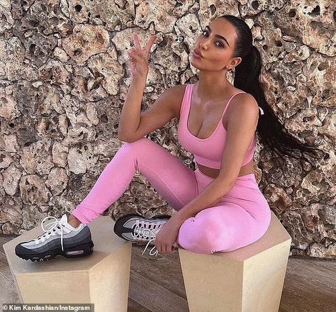 Kim Kardashian Latest, Kim Kardashian Outfits, Kardashian Outfit, Kim Kardashian Style, Sports Bra And Leggings, Kardashian Style, Pink Sports Bra, Pink Bra, Bubblegum Pink