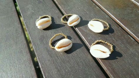 Ring Crochet, Bead Crochet Rope, Seashell Jewelry, Shell Ring, Diy Rings, Seashell Crafts, Handmade Rings, Cowrie Shell, Shell Jewelry