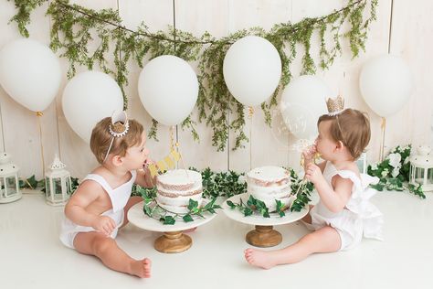 Twins Smash Cake Photoshoot, Twins Smash Cake Photos, Cake Smash Photos Twins, 1st Birthday Photoshoot Twins, Twins Smash Cake, One Year Old Twins Photo Shoot, Twin 1 Year Photoshoot, Twin Smash Cake Pictures, Twins One Year Photoshoot