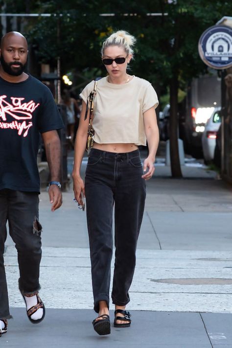 Gigi Hadid 9.1.22 Jeans Pants Outfit, Gigi Style, Gigi Hadid Outfits, Gigi Hadid Style, Kendall Style, Early 2000s Fashion, Model Outfit, Chill Fits, Hadid Style