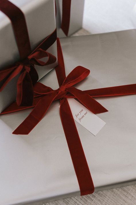 Traditional Gift Wrapping, Black White And Red Christmas Wrapping, Classy Wrapping Paper, Simple Christmas Gift Wrapping Ideas, Hotel Holiday Decor, Christmas Wrapping Ideas Elegant, Brown And Red Christmas Decor, Red Gift Wrapping Ideas, Christmas Wrapping Aesthetic