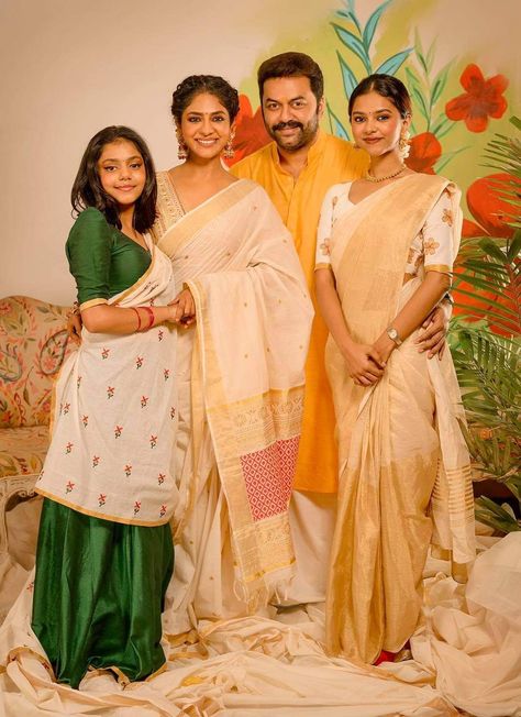 Onam Photoshoot Ideas Family, Onam Outfits Ideas Skirt And Top, Prarthana Indrajith, Onam Saree Ideas, Davani Half Saree Kerala, Onam Collections, Onam Outfits Ideas, Kerala Dress, Kerala Saree Blouse