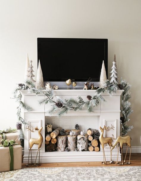 Diy Christmas Fireplace, Holiday Mantel Decor, Holiday Mantel, Christmas Mantle Decor, Christmas Fireplace Decor, Interior Vintage, Christmas Mantel Decorations, Faux Fireplace, Christmas Mantle