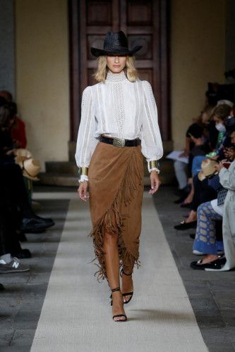 Luisa Spagnoli Spring Summer 2022 Fashion Show Cowboy Town, Friday Dinner, 2022 Fashion Show, Cowboy Chic, Look Boho Chic, Classic Clothes, Milano Fashion, Looks Country, Estilo Country