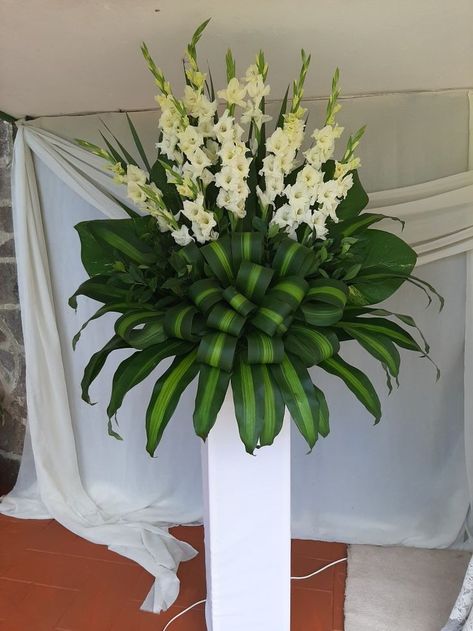 Church Flower Arrangements Altars Simple, Flowers Arrangements Ideas, Alter Flowers, Fresh Flower Arrangement, Foliage Arrangements, Contemporary Flower Arrangements, Tropical Floral Arrangements, Tropical Flower Arrangements, Easter Flower Arrangements