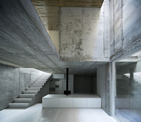 Cement House Design, Concrete Minimalist House, Houses In Spain, Brutalism Interior, Concrete House Design, Concrete Homes, Cement House, Brutalist Interior, Concrete Interiors