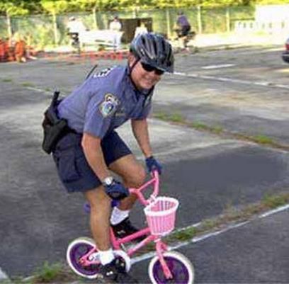 21 Cops Caught Being Awesome - Cops Gallery Funny Police Pictures, Bicycle Humor, Police Memes, Cops Humor, Indian Funny, Police Humor, Crush Memes, Bike Repair, Police Officer