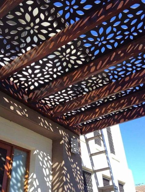 13 Ideas para darle a tu techo un toque decorativo original Ombra Pergola, Deck Shade, Bar Exterior, Pergola Ideas, Modern Pergola, Metal Pergola, Pergola Design, Pergola Canopy, Wooden Pergola