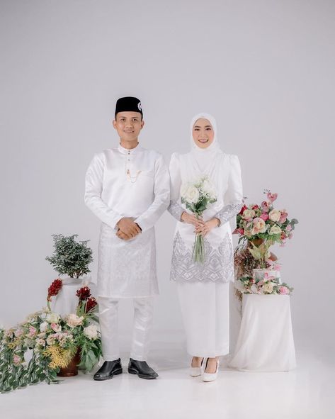 Baju pernikahan adat Melayu. Pakaian tradisional Indonesia. Indonesia traditional costume. Cr/instagram: hansstudio18 #culture #budaya #busana #clothes #dress #bride #bridal #malay Adat Melayu, Prewedding Adat, Wedding Core, Prewedding Studio, Indonesia Traditional, Wedding Photo Studio, Wedding Photoshoot Poses, Wedding Clothing, Wedding Picture Poses