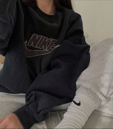 At Home Outfits, Vintage Nike Sweatshirt, Sports Clothes, Outfit Collage, Nike Sweatshirt, Clothes Aesthetic, Nike Sweatshirts, Mode Streetwear, Nike Outfits