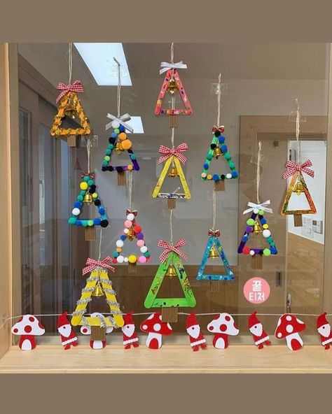 Christmas Art Display, Christmas School Display, Christmas Decor In School, Christmas Decoration For School, Christmas Decoration School, Christmas School Decorations, Preschool Wall Art, Christmas Board Decoration, Christmas Cards Kids