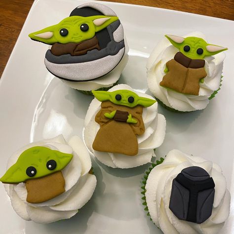 Grogu Cupcakes, Cupcakes Baby Yoda, Mandalorian Cupcakes, Baby Yoda Cupcakes, Yoda Cupcakes, Mandalorian Party, Bday Cupcakes, Baby Joda, Bebe Yoda