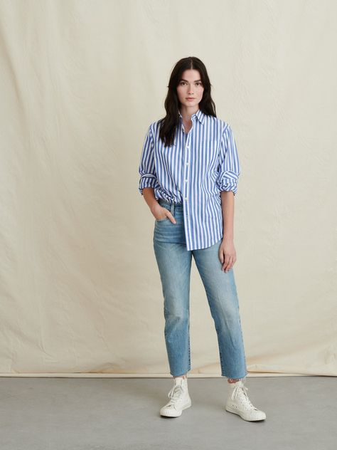 Blue Stripe Shirt Outfit, Blue And White Striped Shirt Outfit, Poplin Shirt Outfit, White Striped Shirt Outfit, Blue Striped Shirt Outfit, Yellow Shirt Outfit, 20’s Fashion, Outfits With Striped Shirts, Shirt Outfit Summer