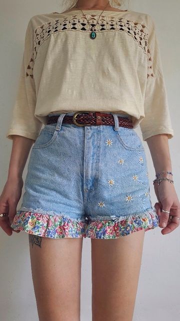 Flower Clothes Aesthetic, Diy Ropa Aesthetic, Haileycore Aesthetic, Embroidery Daisies, Capsule Wardrobe Pieces, Colourful Style, Aesthetic Diy, Bohemian Inspiration, Flower Shorts