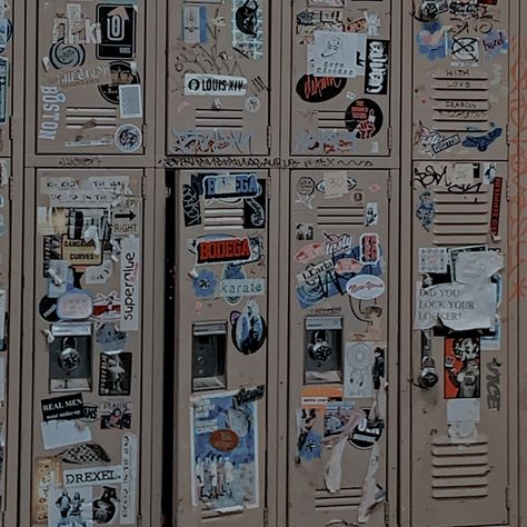 Victorious School Aesthetic, Locker Board Ideas, Victorious Locker Ideas, Highschool Locker Aesthetic, Locker Aesthetic Grunge, Blue Lockers Aesthetic, Y2k High School Aesthetic, Locker Stickers Aesthetic, Grunge High School Aesthetic