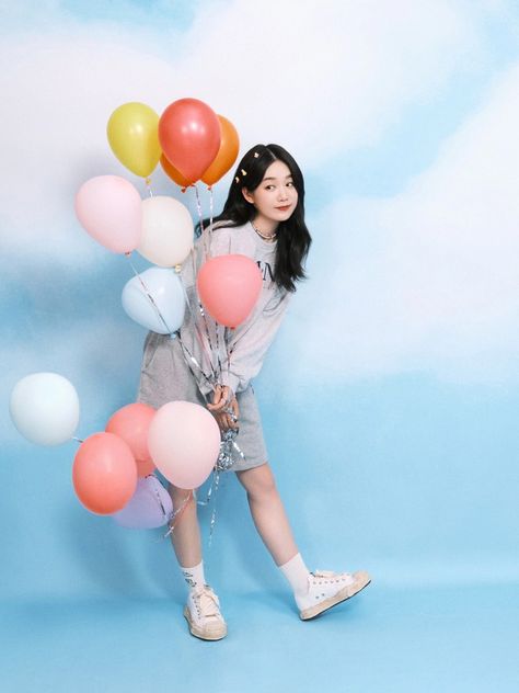 Poses With Balloons, Body Perspective, Balloon Photo, Pose Art, Holding Balloons, Creative Photoshoot, Pose Fotografi, Ad Fashion, Fun Photoshoot