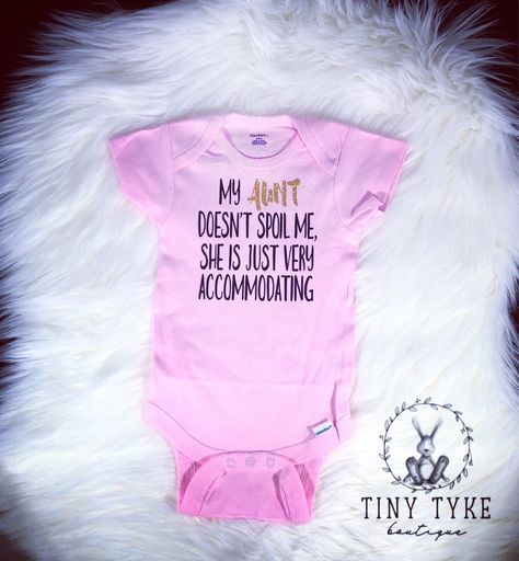 Baby Cricut Ideas, Aunt Onesie, Baby Onesie Gift, Trendy Baby Onesies, Niece Quotes, Auntie Life, Christmas Bodysuit, Cricut Baby, New Aunt