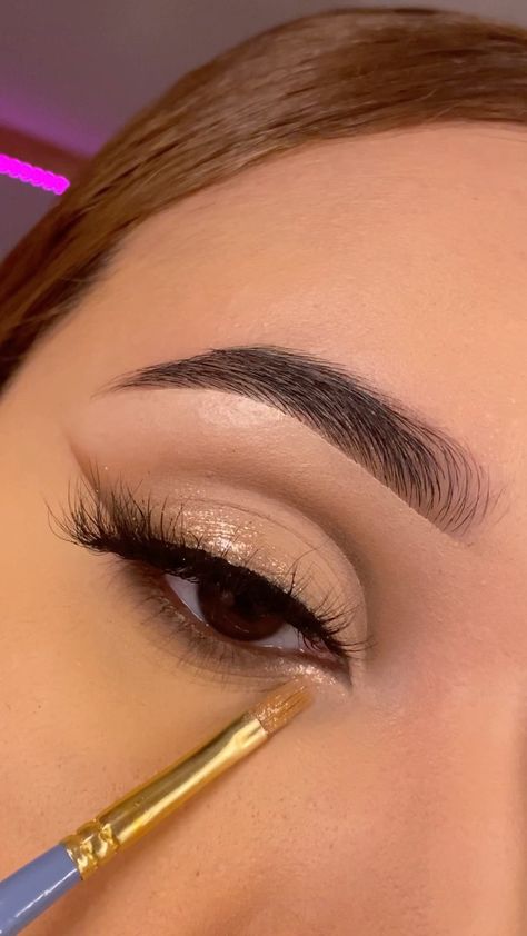 Natural Gold Makeup, Gold Dress Makeup, Makeup For White Dress, Jelly Eyeshadow, White Eye Makeup, Gold Eye Makeup Tutorial, Roller Lash Mascara, Roller Lash, Gold Makeup Looks