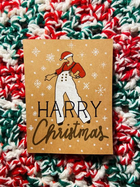 Harry Styles Christmas Card Harry Styles Christmas Card, Harry Styles Gift Ideas, Christmas Harry Styles, Wallpaper Navidad, Harry Styles Christmas, Cards Drawing, Christmas Cards Drawing, Harry Styles Drawing, Harry Core